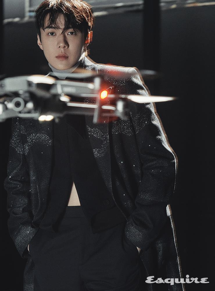 코트, 재킷, 니트, 팬츠 모두 디올 맨.
