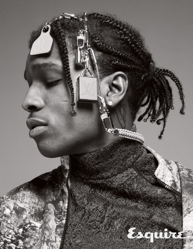 집업 재킷 1100파운드, 자카르 터틀넥 톱 1700파운드, 목걸이 300파운드 모두 루이비통.