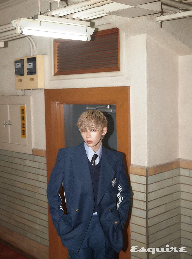 엠브로이더리 디테일의 GG 자카르 포멀 재킷, 브이넥 울 베스트, 엠브로이더리 디테일의 옥스퍼드 셔츠, GG 자카르 팬츠, 레더 타이 모두 구찌. 