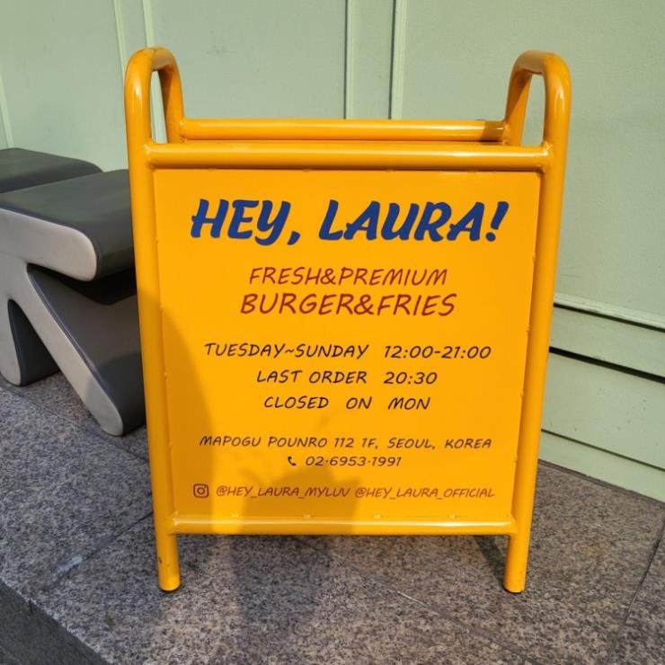 @hey_laura_official