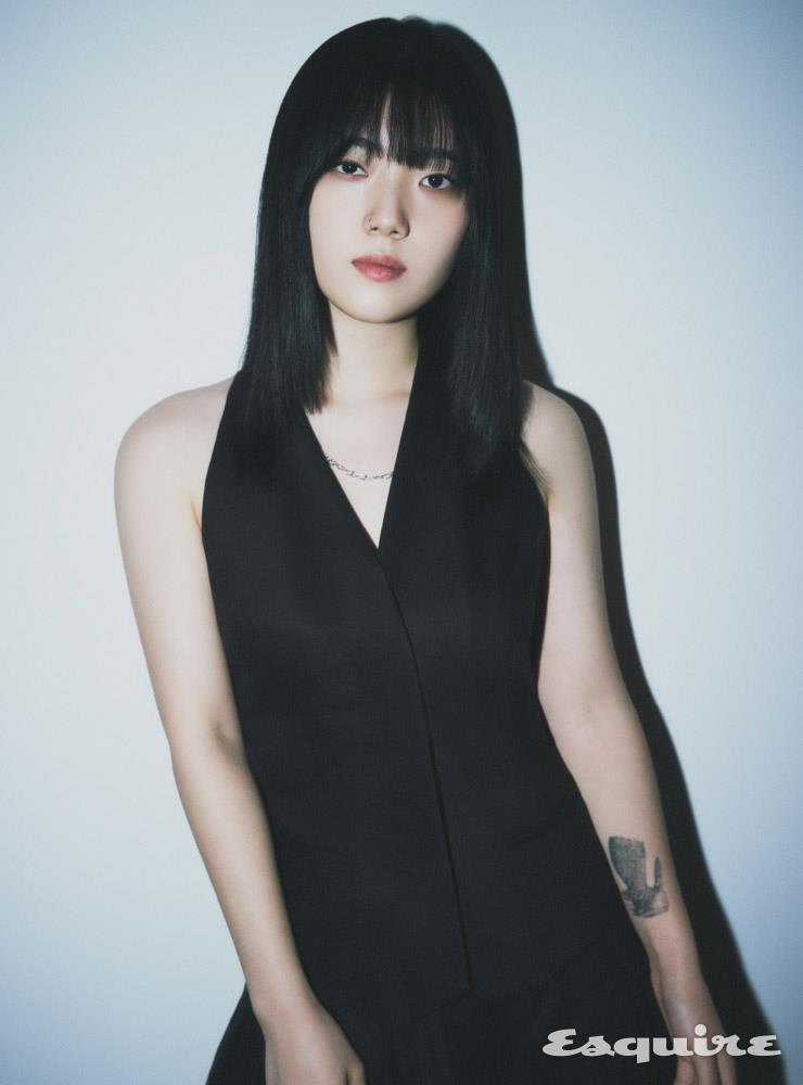 베스트, 스커트 모두 가윤. 네크리스 스타일리스트 소장품.