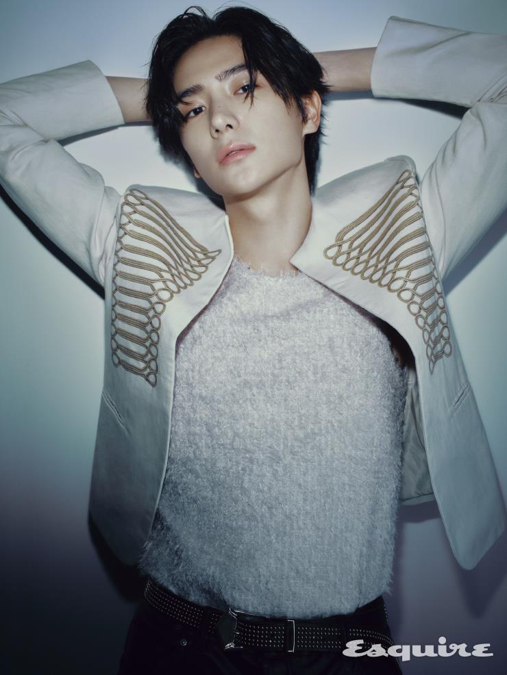재킷 본봄. 톱 프롬아를. 레더 팬츠 H&M STUDIO.