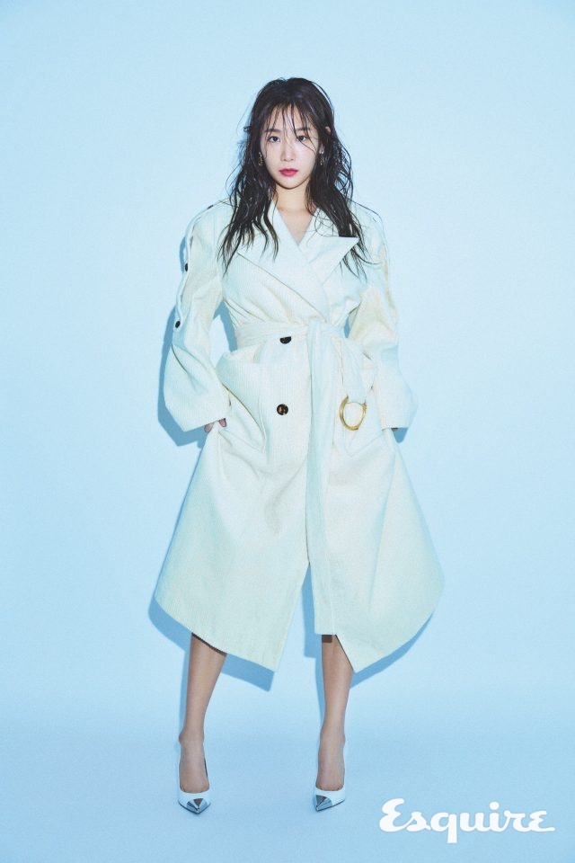 아이보리 코듀로이 트렌치코트 해프닝. 화이트 스틸레토 알도. 이어링 타티아나.