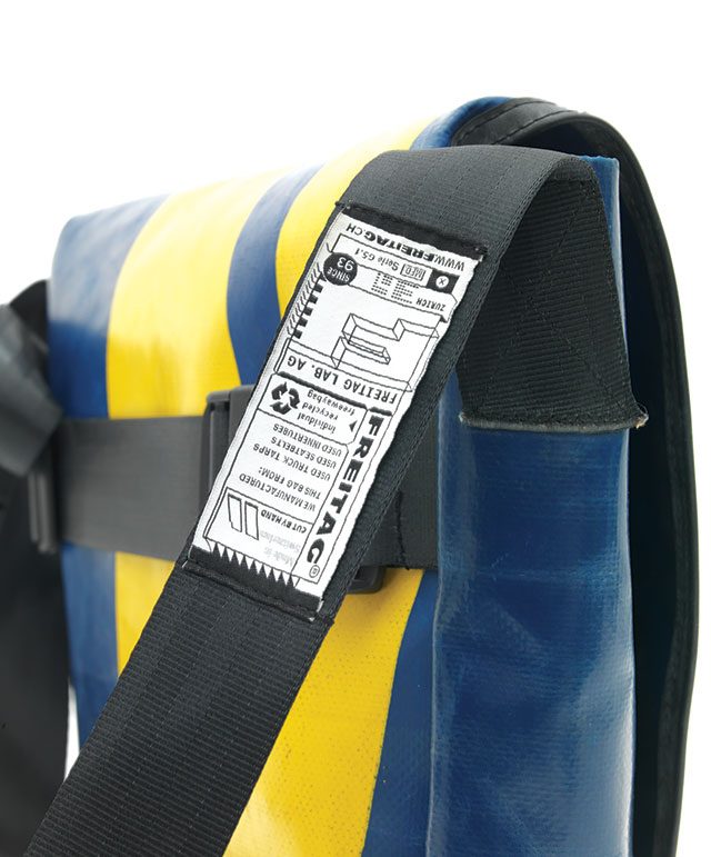 가방끈 한쪽에 재활용했다는 표시가 아주 작게 나타나 있다. 재활용은 프라이탁의 일부일 뿐이다.