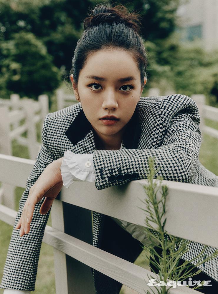 하운드투스 패턴 재킷, 화이트 셔츠, 팬츠 모두 생 로랑 by 안토니 바카렐로. 골드 이어링 스타일리스트 소장품.