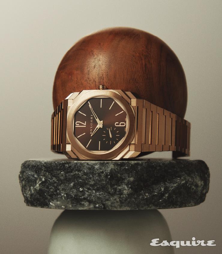 정교하게 마감한 40mm 로즈 골드 케이스와 브레이슬릿, 브라운 선레이 래커 다이얼로 우아함을 강조했다. 매뉴팩처 칼리버 BVL 138을 탑재한 옥토 피니씨모 오토매틱 5590만원 불가리.