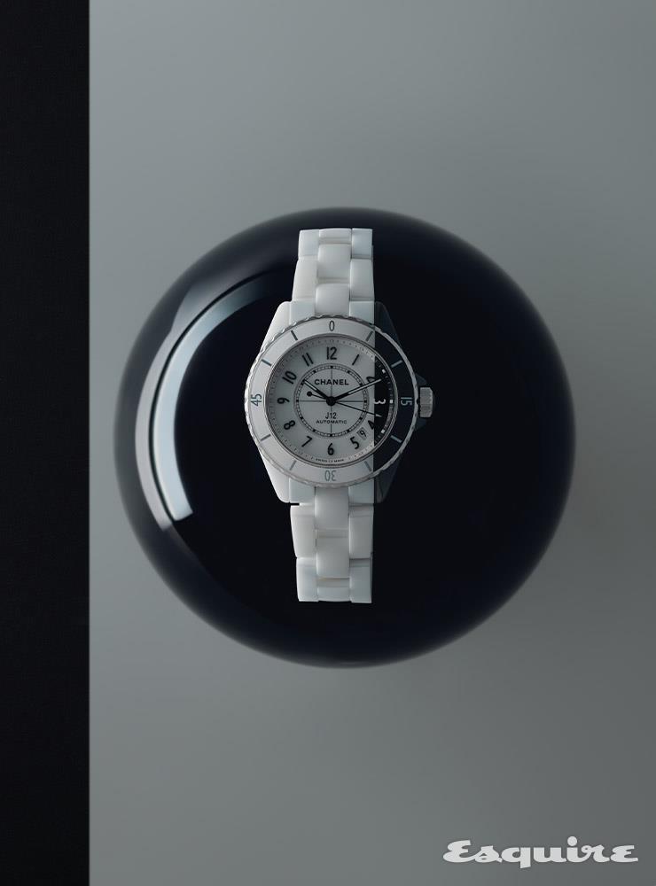 화이트와 블랙 세라믹을 조화롭게 결합한 J12 패러독스 워치 칼리버 12.1 38mm Chanel Watches.