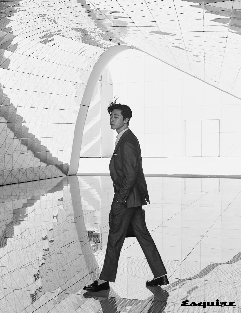 몽블랑의 아이코닉한 사피아노 가죽으로 만든 슬림한 형태의 ‘사토리얼 도큐먼트 케이스’ 119만원 몽블랑. 슈트 TBRM by 샌프란시스코 마켓. 셔츠 오리앙 by 샌프란시스코 마켓. 로퍼 알든 by 유니페어. 포켓스퀘어 스타일리스트 소장품.