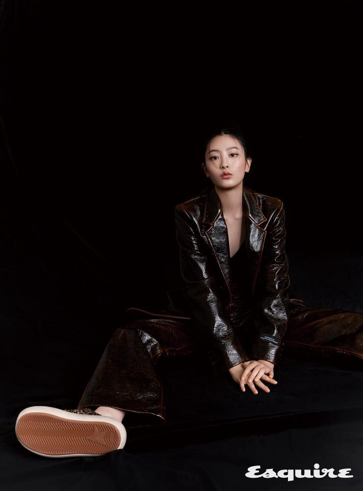 브라운 페이턴트 슈트 MSGM. 슈즈 골든구스. 블랙 브라 톱 스타일리스트 소장품.
