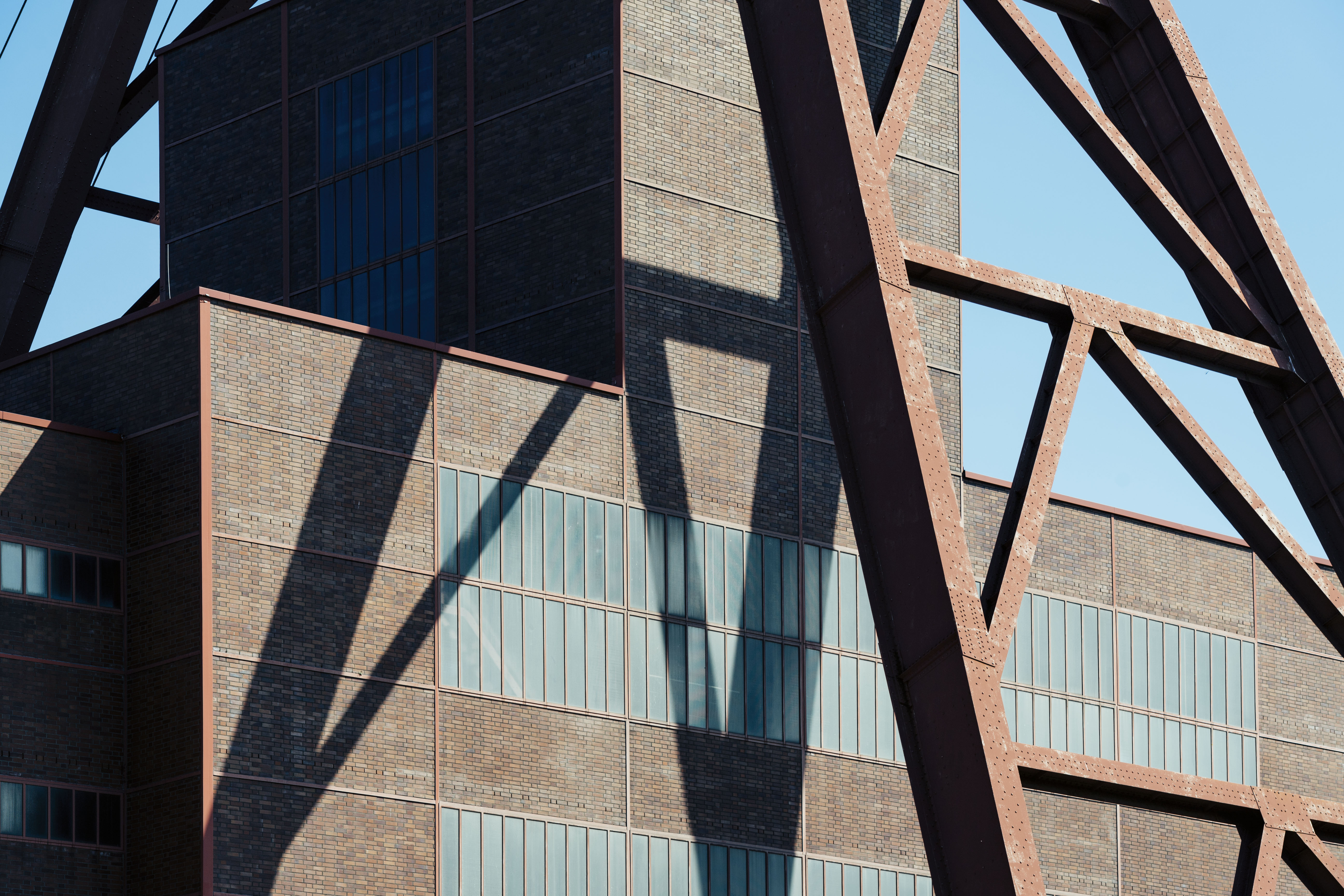 Zeche Zollverein Fördergerüst Schacht XII / Zollverein Coal Mine Industrial Complex Pocket XII (1928–1932), Architekten / architects: Fritz Schupp, Martin Kremmer Photo: © Tillmann Franzen, tillmannfranzen.com