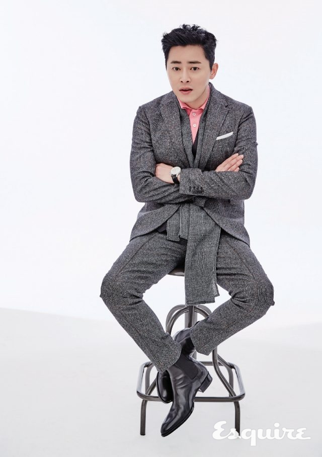 회색 체크무늬 재킷 175만원, 바지 86만원 모두 닐 바렛. 핑크 PK 니트 톱 73만원 J.W. 앤더슨 by 무이. 첼시 부츠 130만원 생 로랑. 시계 가격 미정 IWC. 베스트, 머플러 모두 스타일리스트 소장품.