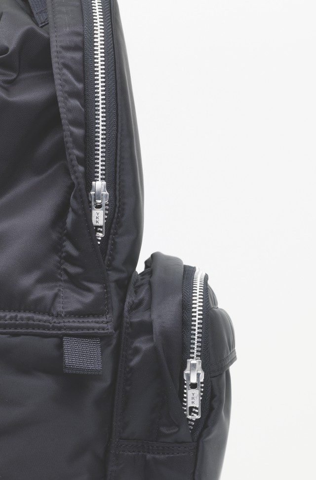 ‘탱커’는 포터를 대표하는 나일론 가방 라인업이다. 동전 지갑부터 여행 가방에 이르기까지 다양한 상품이 나온다. 그중에서도 가장 흔한 백팩에 탱커의 정체성이 모두 들어 있다. 광택 나일론, 크고 튼튼한 지퍼, 빈틈없는 바느질.