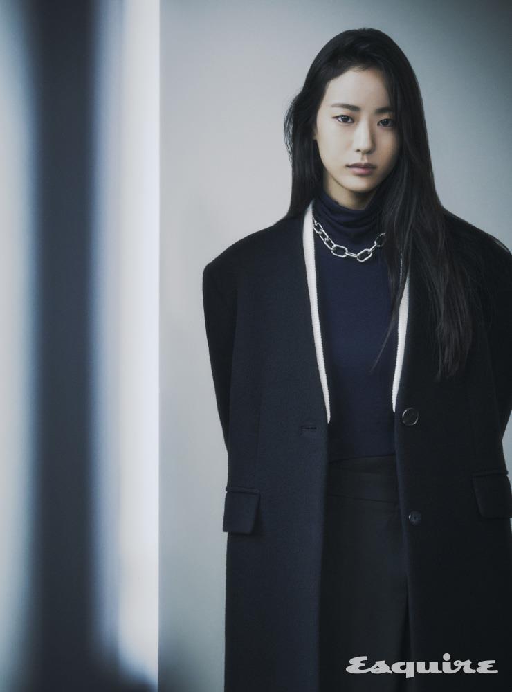 레이어드 넥 칼라리스 싱글 코트 가격 미정, 텐셀 소재의 슬림 터틀넥 티셔츠 8만9000원, 랩 와이드 팬츠 가격 미정 모두 컴젠. 네크리스 포트레이트 리포트.