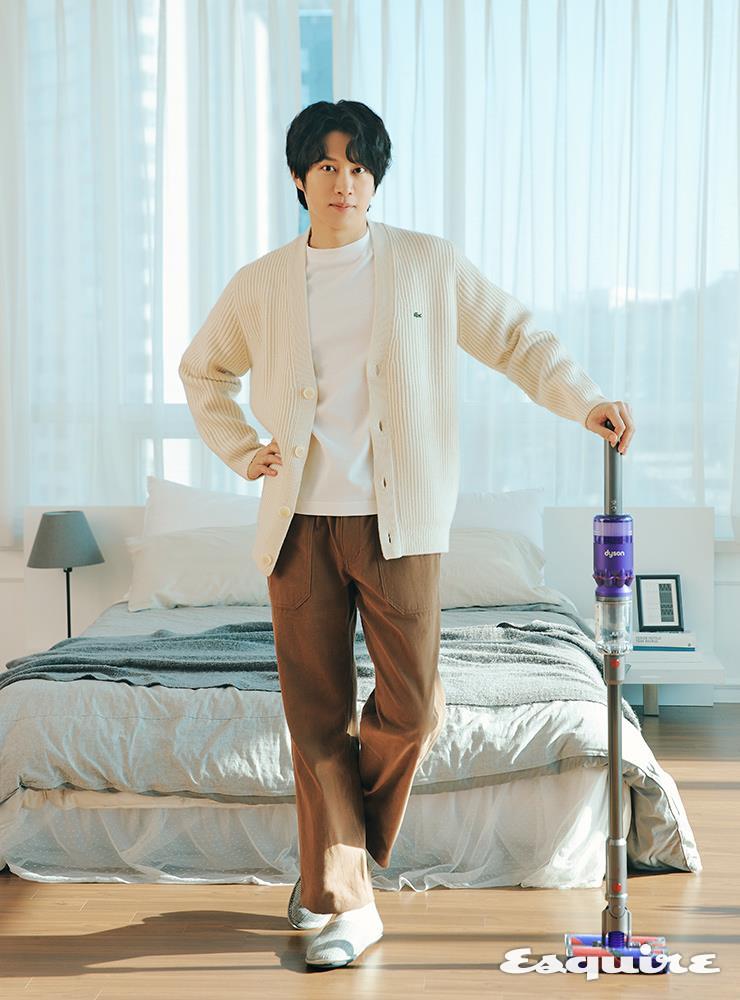 다이슨 옴니-글라이드™는 하드 플로어 위에서 새로운 청소 방식을 제안한다. 가벼운 무게와 버튼 작동 방식으로 손목의 부담을 줄인 데다, 다이슨 최초로 전 방향 플러피™ 클리너 헤드를 사용해 장애물이 많거나 좁은 공간에서도 자유롭게 청소가 가능하기 때문.