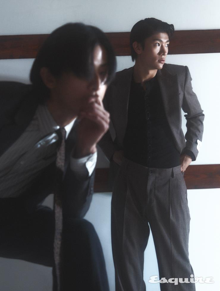 울 재킷, 스트라이프 셔츠, 레오퍼드 타이 모두 가격 미정 셀린느 옴므. 워싱 데님 진 133만원 돌체앤가바나. 핀 스트라이프 플란넬 재킷 410만원, 립 코튼 티셔츠 가격 미정, 플란넬 팬츠 144만원 모두 돌체앤가바나.
