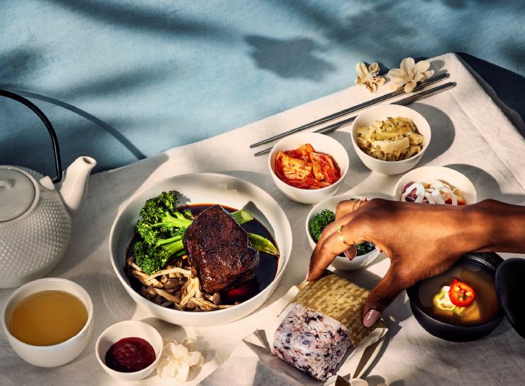 피터 조 셰프와 협업한 기내식. 갈비, 된장국, 김치를 재해석했다.