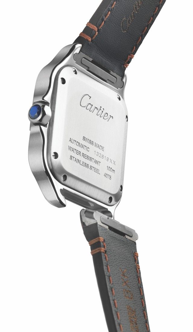 신형 산토스는 뒤편의 스위치를 누르면 간단하게 스트랩을 교체할 수 있다. 2018년형 산토스의 가장 큰 특징 중 하나다.