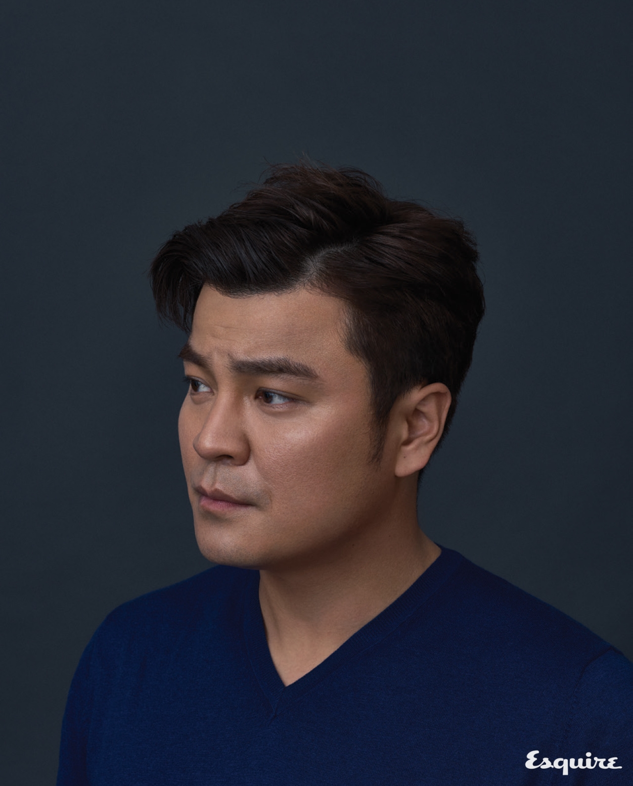 새파란 브이넥 니트 마시모두띠. 생지 청바지 브룩스 브라더스. 