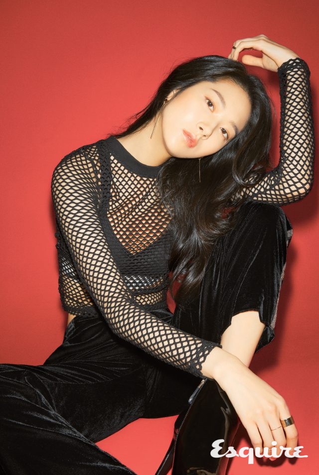 메시 톱 에스에스에스우먼. 브라톱 캘빈클라인 언더웨어. 벨벳 팬츠, 구두 모두 자라.