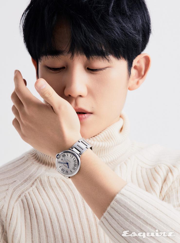 오토매틱 무브먼트가 탑재된 스틸 케이스, 스틸 브레이슬릿의 발롱 블루 드 까르띠에 워치 까르띠에. 터틀넥 스웨터 브리오니.