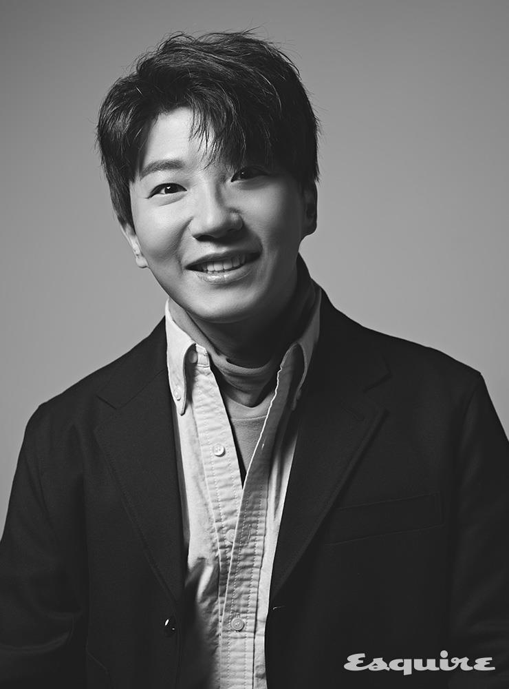 재킷, 셔츠, 팬츠 모두 더 레스큐. 노란색 터틀넥 톱 코스. 모자 에디터 소장품.