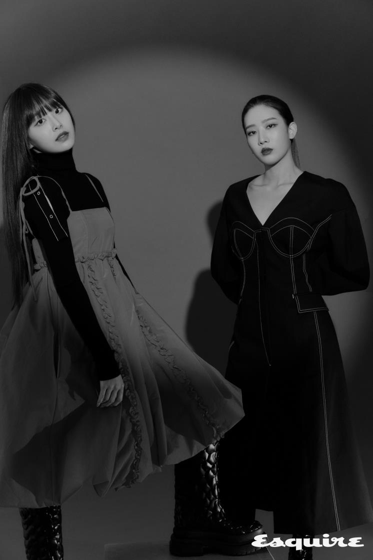 츄 블랙 터틀넥 2 몽클레르 1952, 레드 원피스 비뮈에트, 플라워 엠보싱 부츠 발렌티노 가라바니 / 김립 원피스 YCH, 비닐 소재 부츠 주세페 자노티 