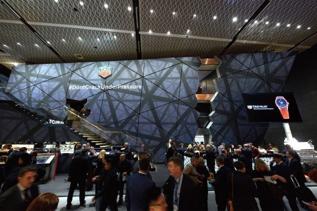 태그호이어 부스는 박람회장 맨 앞에서 사람들을 맞이했다. 시계뿐 아니라 태그호이어 브랜드가 후원하는 여러 단체도 볼 수 있었다. 기계식 시계는 물론 스마트워치도 만드는 회사여서 그런지 관심 갖는 사람의 종류가 특히 다양했다.