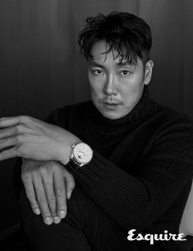 터틀넥 스웨터 보스 맨. 연도, 월, 날짜, 요일을 한눈에 볼 수 있는 레드 골드 케이스 & 화이트 다이얼 포르투기저 퍼페추얼 캘린더 워치 IWC.