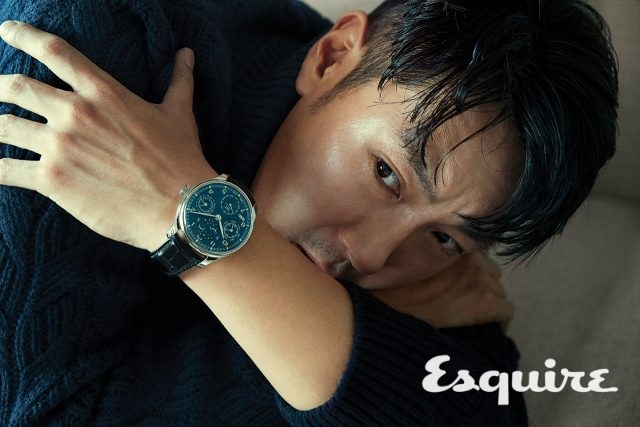 터틀넥 스웨터 마시모두띠. 연도, 월, 날짜, 요일을 한눈에 볼 수 있는 화이트 골드 케이스 & 블루 다이얼 포르투기저 퍼페추얼 캘린더 워치 IWC.