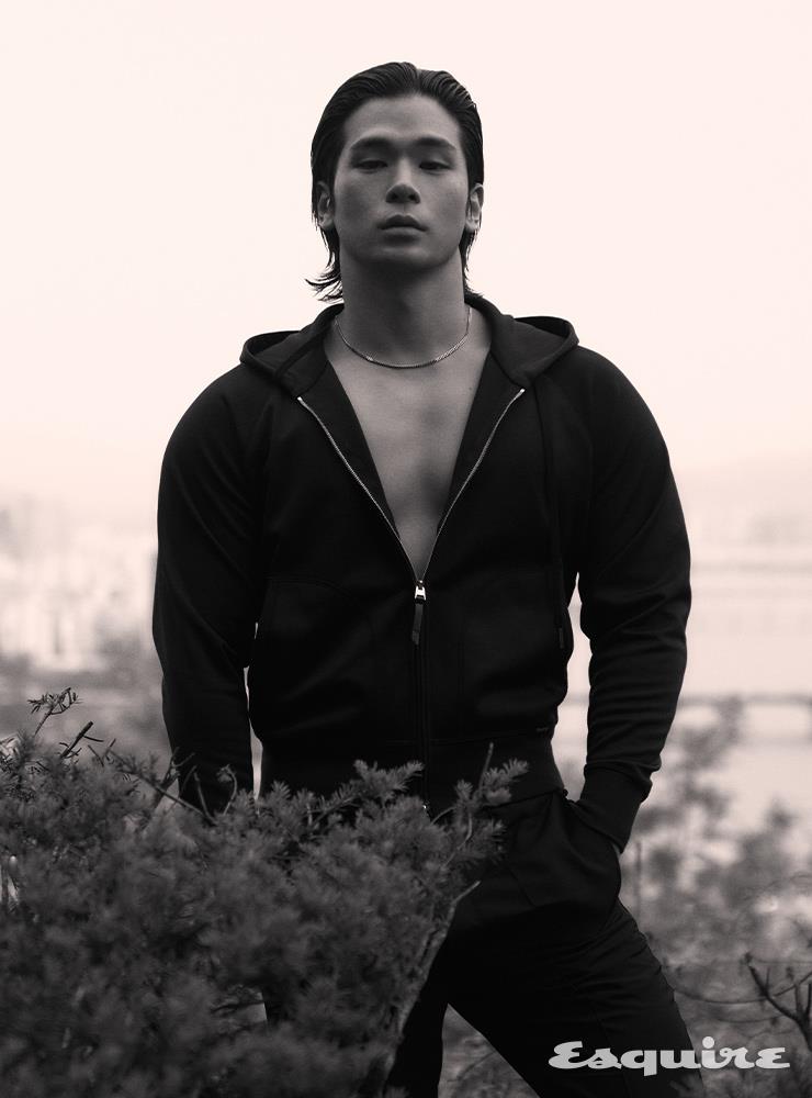 후드 집업, 트랙 팬츠 모두 가격 미정 톰 포드. 목걸이 가격 미정 디올 맨.