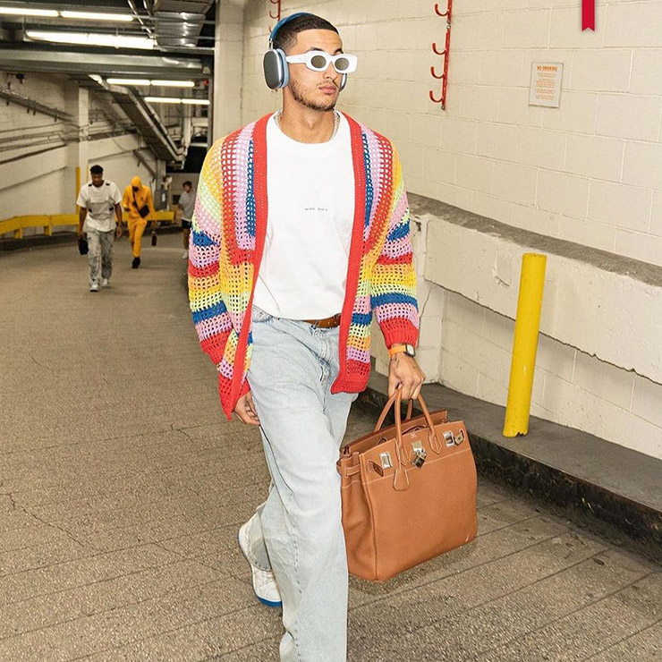 KYLE KUZMA-경기만큼 출퇴근 룩이 기대되는 NBA 선수. 모델 위니 할로우 남자 친구로도 유명한 워싱턴 위저즈의 포워드 카일 쿠즈마 이야기다. 스타일리시해 보이기 힘든 2m의 큰 키에도 베이식한 아이템을 적재적소에 매치하는데 그 조합이 무척 근사해 데일리 룩의 정석으로 꼽힐 정도. 무심하게 얹은 헤드셋과 농구화는 그의 트레이드마크다. instagram: kuz