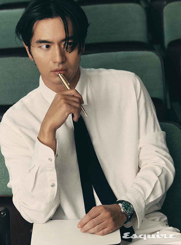 쥘 베른의 소설 <80일간의 세계 일주> 중 뭄바이에서부터 요코하마까지의 여정을 담은 마이스터스튁 80일간의 세계 일주 두에 클래식 만년필 216만원, 그린 글래시어 패턴 다이얼의 몽블랑 1858 아이스드 씨 오토매틱 데이트 워치 488만원, 모두 몽블랑. 셔츠 아미. 팬츠 르 917 옴므. 타이 스타일리스트 소장품.