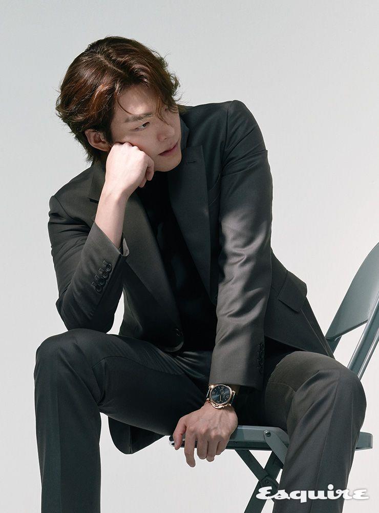 품격 있는 골드 케이스와 각도에 따라 다양한 빛을 내는 선브러시드 다이얼이 특징인 루미노르 두에 PAM00675 파네라이.