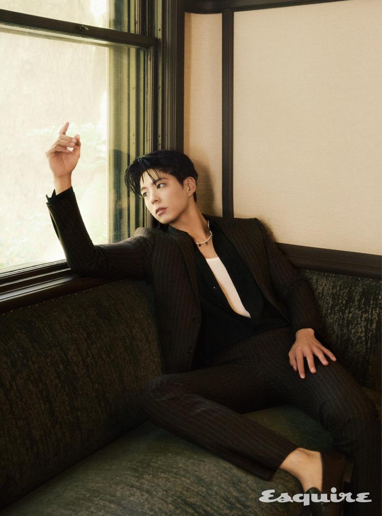 스트라이프 슈트, 셔츠, 네크리스, 로퍼 모두 셀린느 옴므.