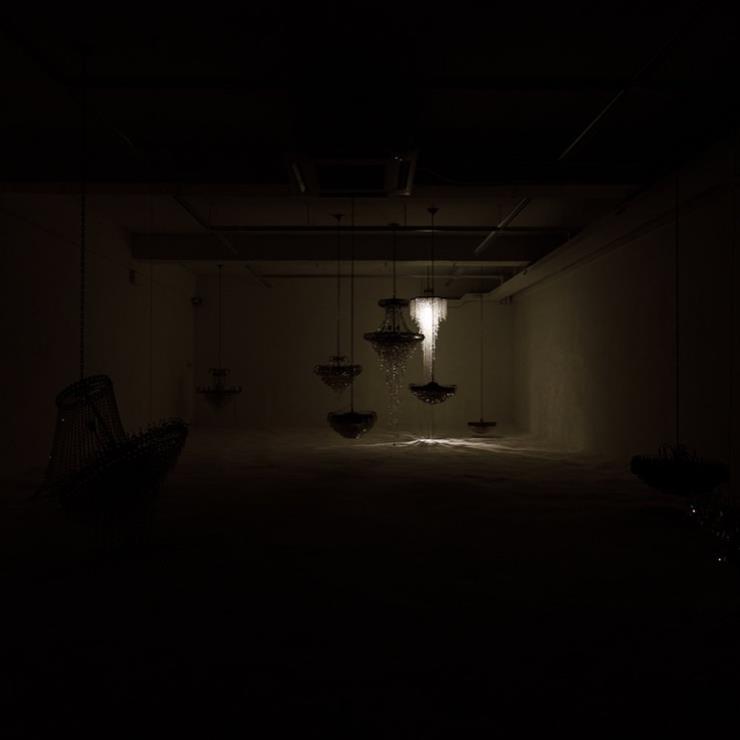 <녹슨말-#숨의 말> 2019~2021, chandeliers, FRP, salt, dimming lights, loop(00:06:00), dimensions variable. 