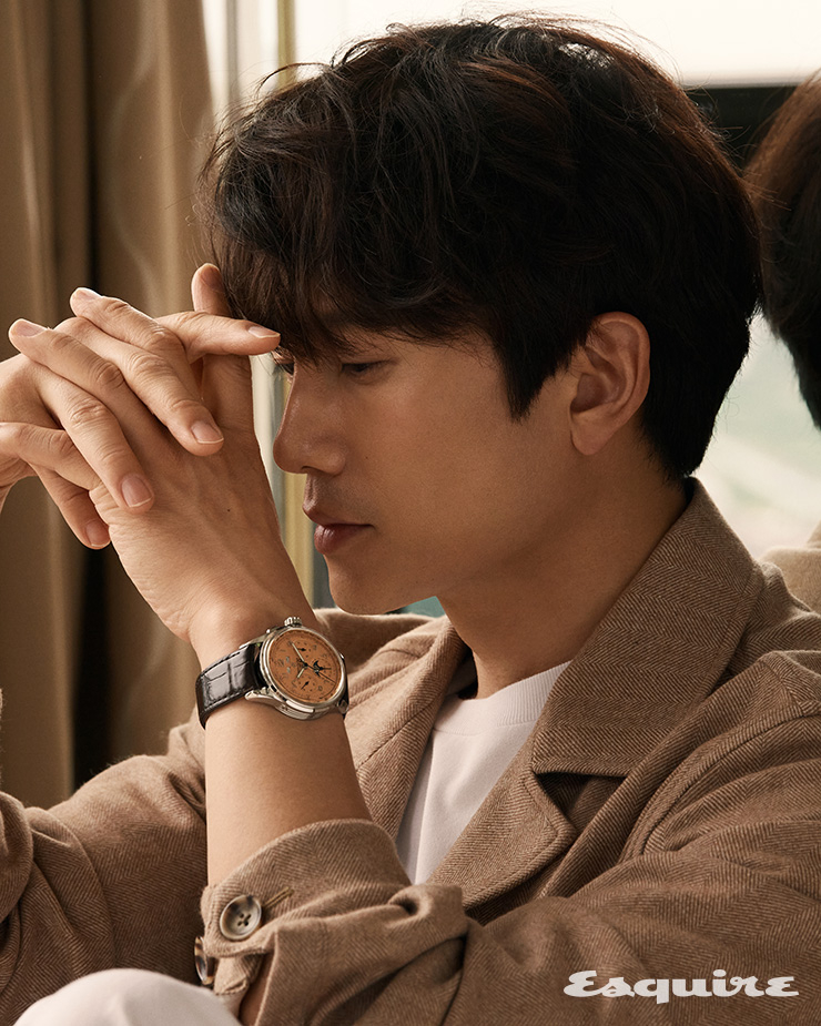 42mm 스틸 케이스와 코퍼 다이얼, 다크 브라운 가죽 스트랩의 프리미에르 B25 다토라 42 1500만원대 브라이틀링. 베이지 사파리 재킷 수트서플라이, 화이트 티셔츠 스타일리스트 소장품.