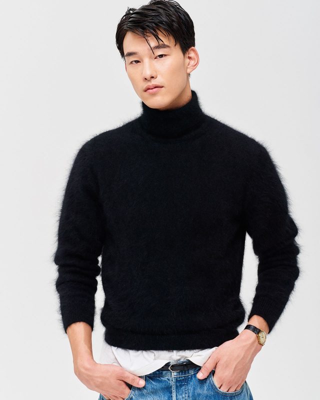 터틀넥 스웨터 가격 미정 프라다. 청바지 25만원 리바이스. 벨트 40만원대 생 로랑 by 안토니 바카렐로. 티셔츠, 시계 모두 에디터 소장품.