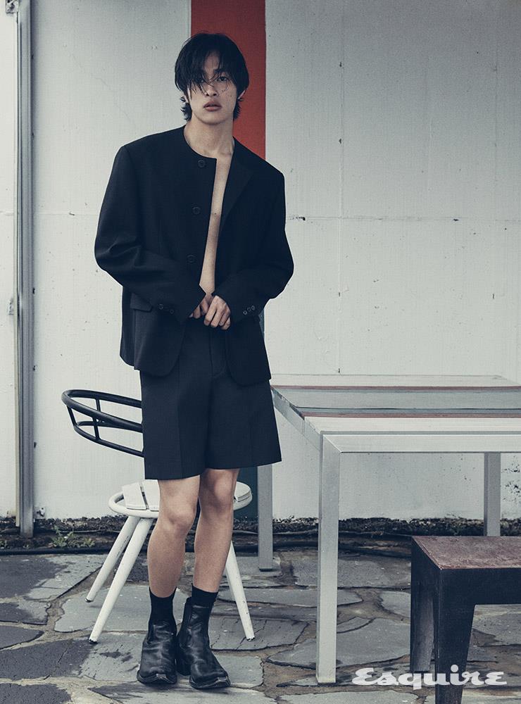 블랙 칼라리스 재킷, 레더 첼시 부츠 모두 가격 미정 프라다. 버뮤다 팬츠 140만원 발렌티노.