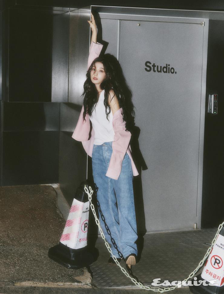셔츠, 슬리브리스 톱, 팬츠, 부츠 모두 보테가베네타.