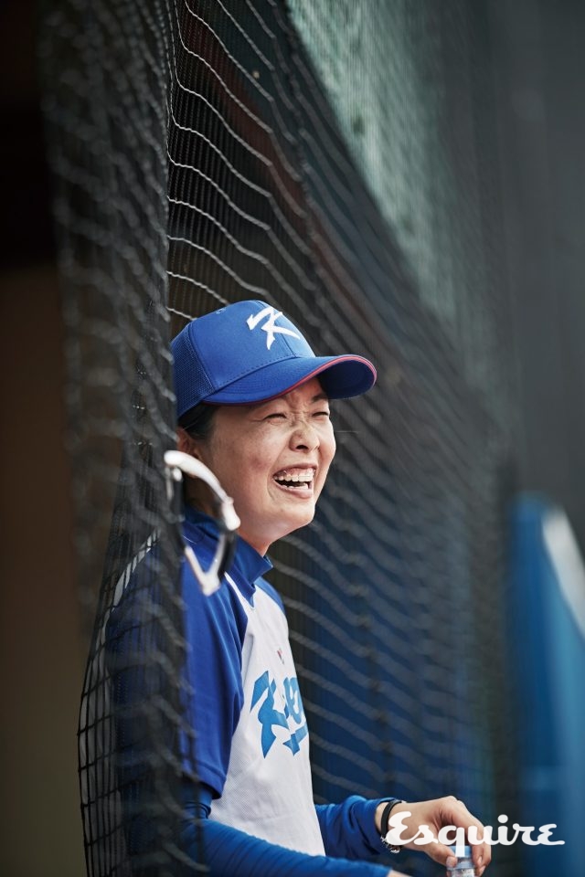 11 김보미 / 투수, 1989년생“11년째 하고 있어요. 20대 때는 젊음과 패기로 밀어붙였는데,30대에는 체력을 조절하지 않으면 힘들더라고요. 강타자를 내 마음대로 주물러보고 싶어요.”