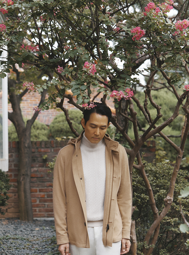 화이트 케이블 터틀넥 니트, 트라우저, 캐시미어 소재 필드 재킷 모두 에르메네질도 제냐. 