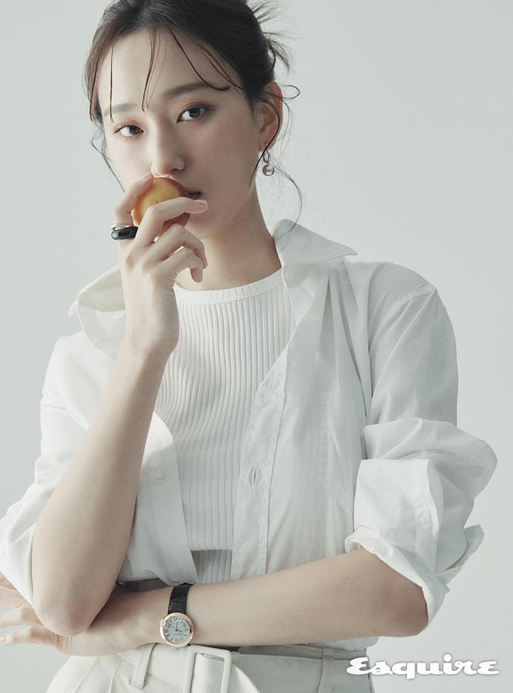 화이트 셔츠, 이너 톱, 팬츠, 이어링, 링, 시계 모두 스타일리스트 소장품.