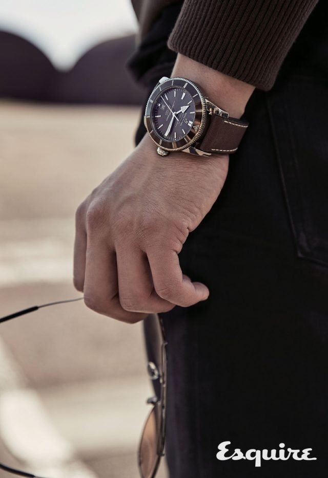 슈퍼오션 헤리티지 II46, 케이스 지름 46mm, 스테인리스 스틸 케이스, 브라운 스트랩. 500만원대.