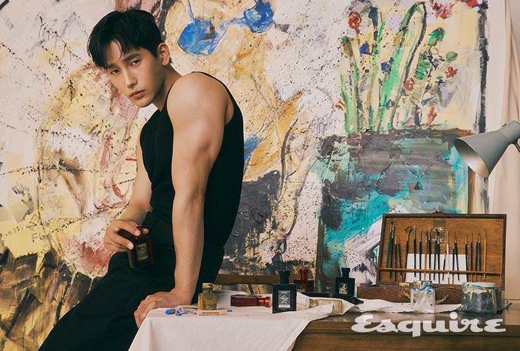 머스크의 부드러움이 포근함을 선사하는 시그너처 퍼퓸 ‘코튼 허그’, 우디와 머스크 향의 조화가 인상적인 ‘코튼 키스’ 각각 5만5000원 모두 포맨트. 슬리브리스와 와이드 팬츠 모두 렉토 맨.