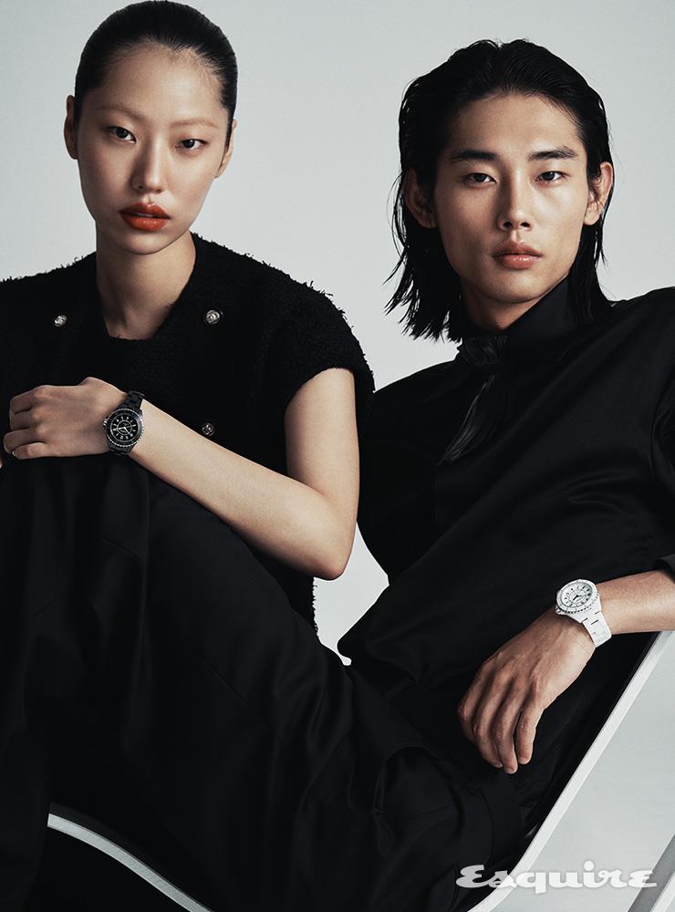 (여) 블랙 세라믹과 스틸 소재로 완성한 J12 워치 칼리버 12.2 33mm Chanel Watches. 트위트 톱 샤넬. (남) 화이트 세라믹과 스틸 소재로 완성한 J12 워치 칼리버 12.2 33mm Chanel Watches. 블랙 셔츠, 플리츠 타이, 팬츠 모두 제이백 쿠튀르. 체어 문녕준 작가.