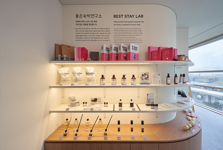 야놀자는 통합발주센터를 두고 비품 제휴 거래를 하는 등 호텔 운영을 돕는 다양한 시스템을 구축하고 있다.