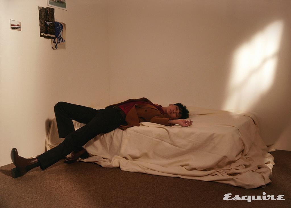 울과 캐시미어 플란넬 소재의 더블브레스트 스퀘어 컷 롱 재킷, 실크 새틴 소재 라발리에르 넥 셔츠, 하이라이즈 스트레이트 컷 데님 팬츠, 부드러운 가죽 소재의 제임스 웨스턴 지퍼 부츠 모두 생 로랑 by 안토니 바카렐로.