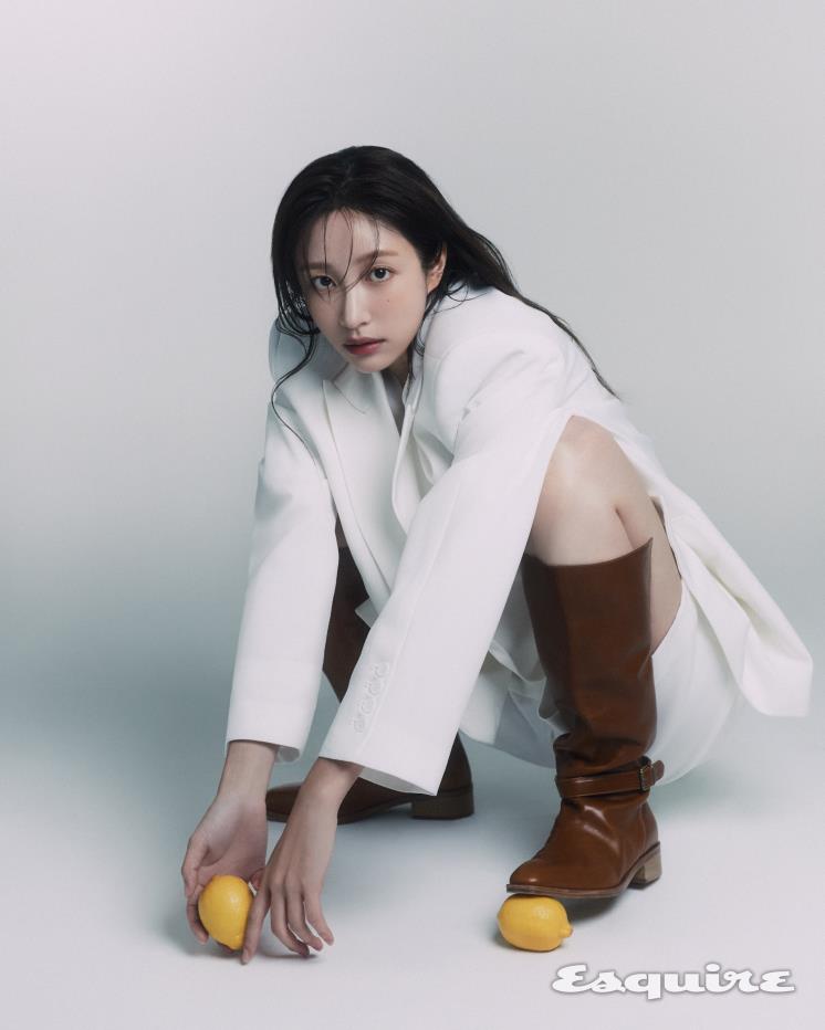 재킷, 팬츠 모두 프롬웨얼. 부츠 피에톤.