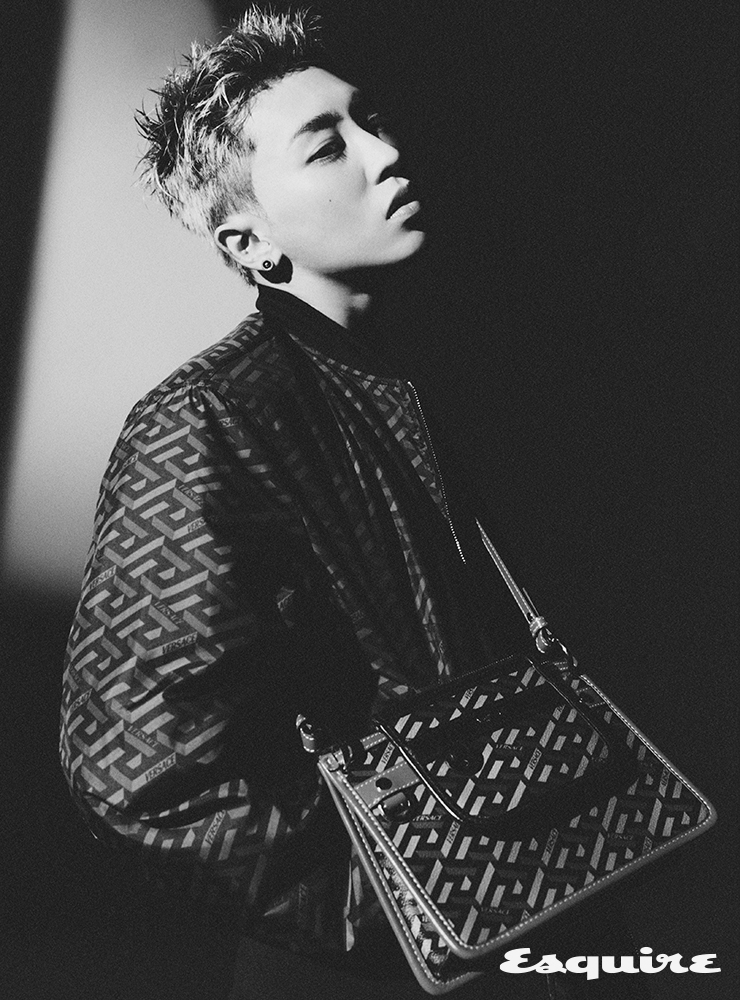 그래픽 프린트 블루종 재킷, 그래픽 프린트 크로스 백 모두 베르사체.