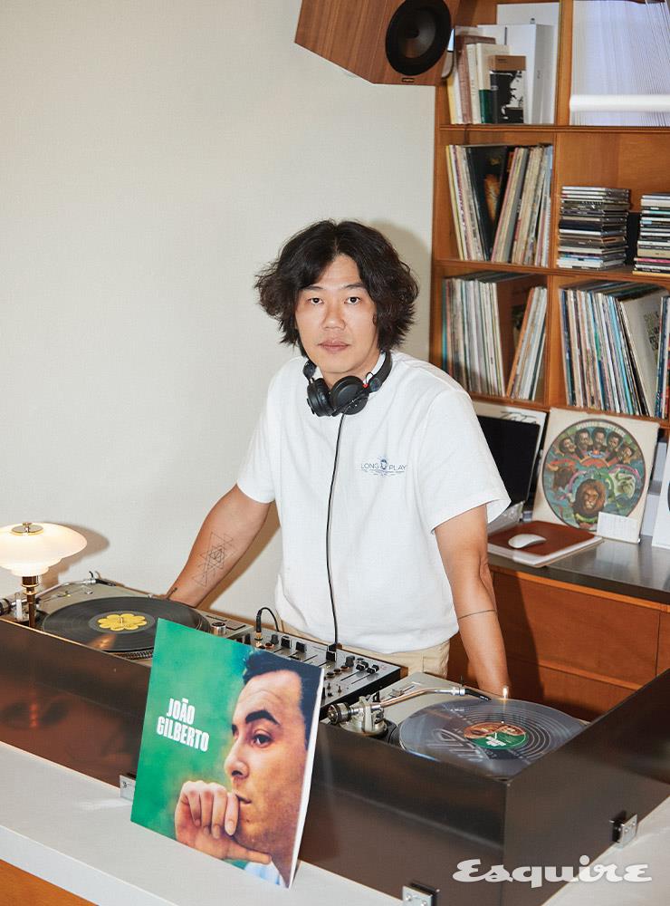 본격적인 장비들이 갖춰진 디제잉 부스. 테크닉스 턴테이블 두 대를 두고 음악을 트는 커피숍은 그리 흔하지 않다. 이상순의 뒤쪽으로 그가 세심하게 선택한 앰피온의 아르곤 3S 스피커가 보인다.